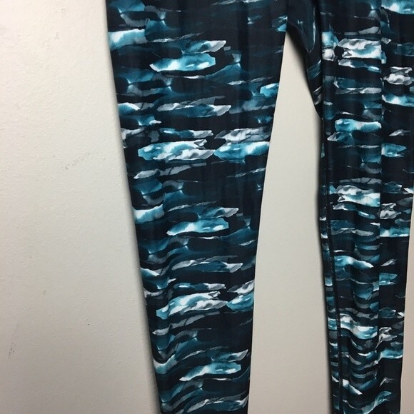 Fabletics Mid Rise Cirrus Print Powerhold Leggings Size Small - Picture 3 of 7